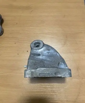 Engine mounting bracket