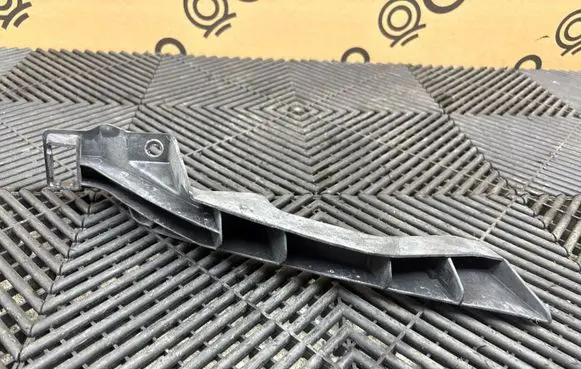 Porsche Cayenne (92A) Fender mounting bracket 7P5807889