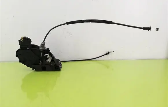 Volvo S40 Front door lock 30699157