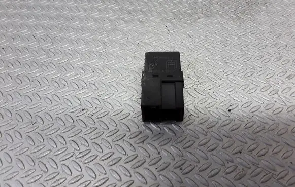 Volvo S40, V40 Other relay MB9533821L