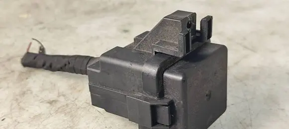 Audi A1 Relay mounting block 8X0124002