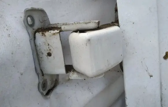 Opel Vivaro Rear door lower hinge