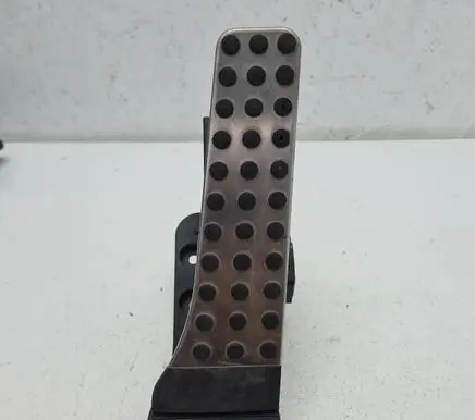 Mercedes-Benz C W204 Accelerator throttle pedal A2043000182