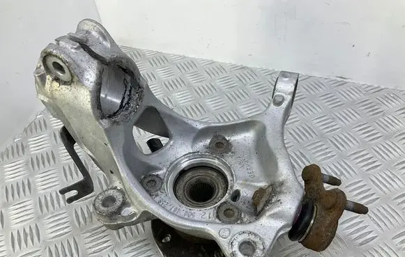 Volkswagen PASSAT B8 Front wheel hub 5Q0407258A 5Q0611842B
