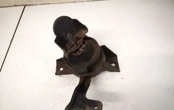 Hyundai Coupe Engine mount bracket 218122d000 21812-2d000
