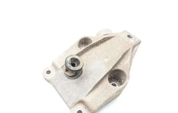 BMW 6 F12 F13 Engine mounting bracket 6777623