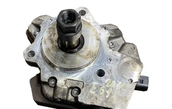 BMW 5 E60 E61 Fuel injection high pressure pump 7798333 0445010146