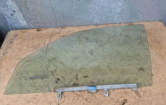 Volkswagen PASSAT B4 Front door window glass four-door 43R000981