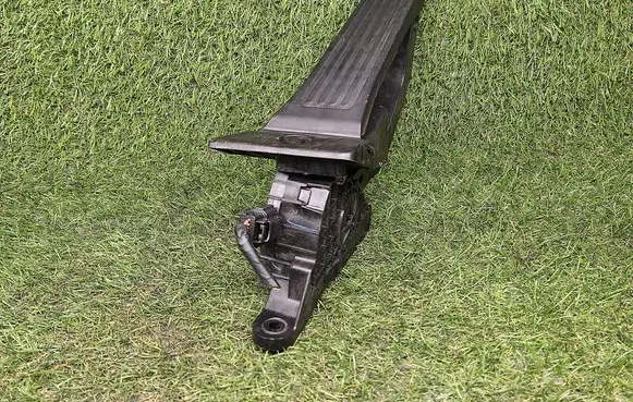 Accelerator throttle pedal