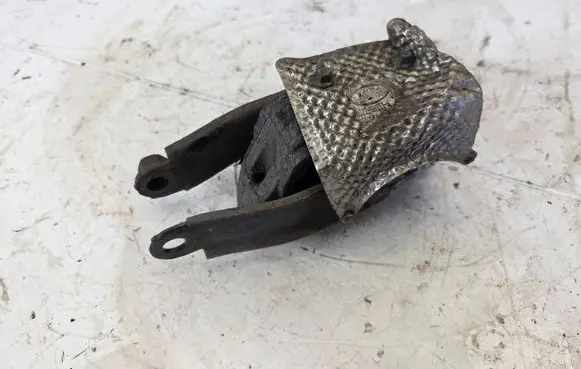 Engine mount bracket