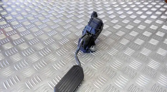 Accelerator throttle pedal