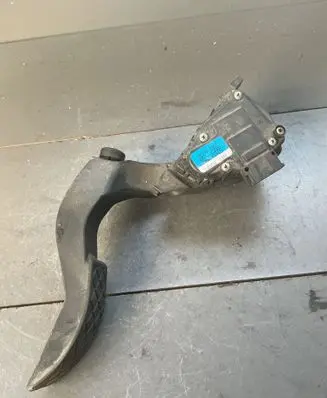 Accelerator throttle pedal