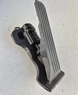 Accelerator throttle pedal