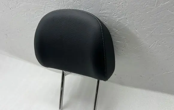 Audi Q2 - Front seat headrest 