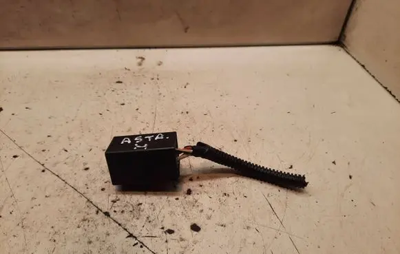 Opel Astra H Coolant fan relay 13119468 ZUS50