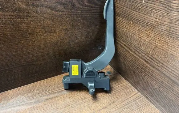 Iveco Daily 4th gen Accelerator throttle pedal 0281002632 504061734