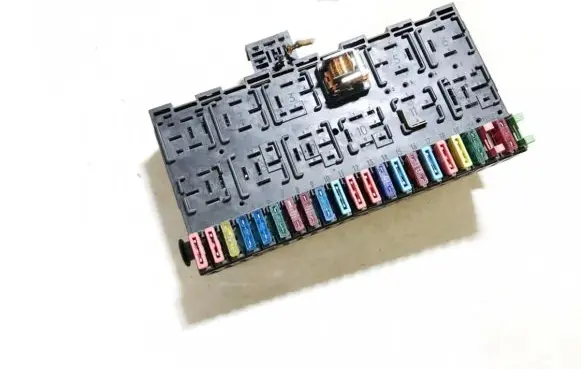 Volkswagen PASSAT B3 Fuse box set 357967039