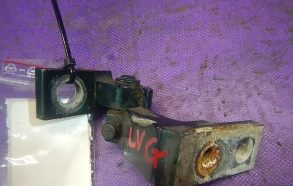 Audi A6 Allroad C5 Front door lower hinge 