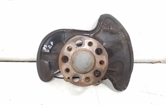 Mercedes-Benz C W204 Front wheel hub A2043320201