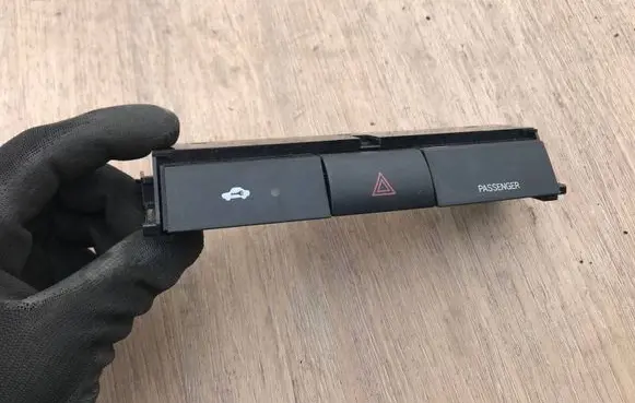 Toyota Corolla Verso AR10 Hazard light switch 153965