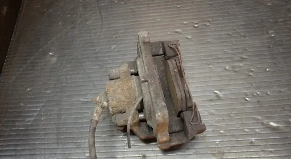 Volkswagen PASSAT B7 Front brake caliper