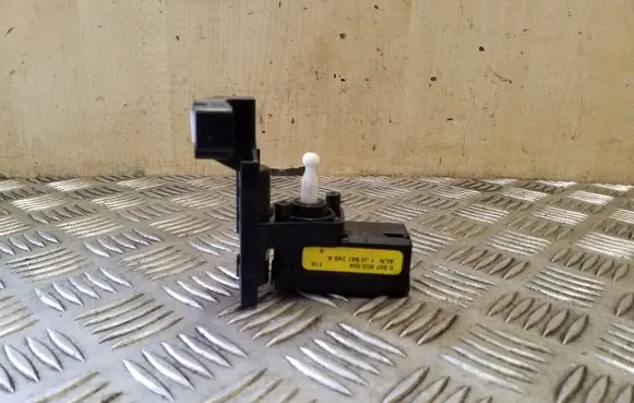 Volkswagen PASSAT CC Headlight level adjustment motor 0307853304 1J0941295A