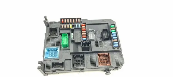 Citroen C4 II Picasso Fuse module 9804067480 E1111755 22661F01