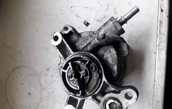 Ford Mondeo MK IV Vacuum pump