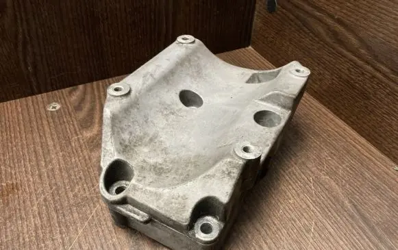 Iveco Daily 4th gen A/C compressor mount bracket 504014392