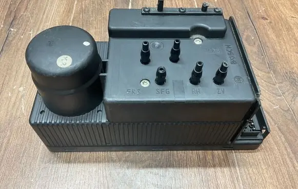 Mercedes-Benz S W140 Central locking vacuum pump 1408000448 0132006323