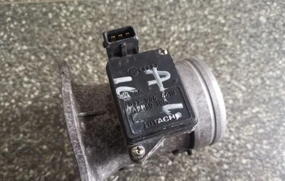 Audi A4 S4 B5 8D Mass air flow meter 037906461B