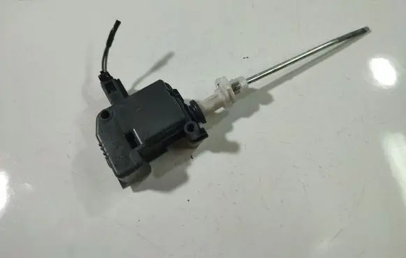 Skoda Octavia Mk2 (1Z) Central locking motor 754673