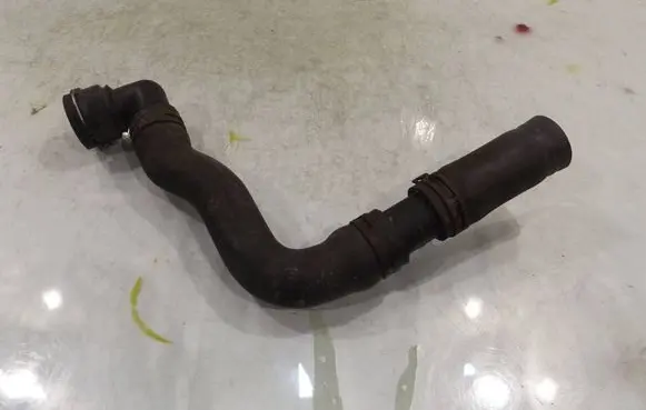 Volkswagen Polo IV 9N3 Engine coolant pipe/hose