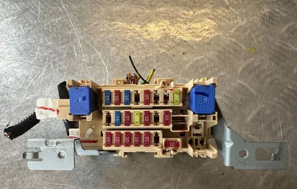 Nissan Juke I F15 Fuse module