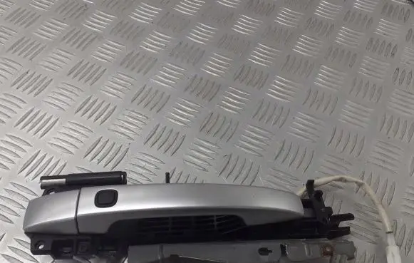 Subaru Forester SH Front door exterior handle/bracket 