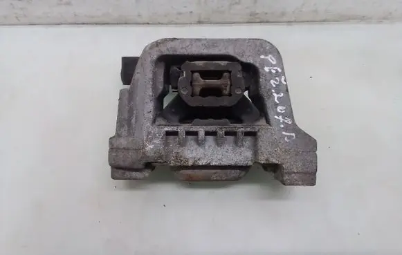Peugeot 207 Engine mount bracket