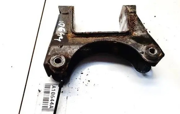 Engine mounting bracket