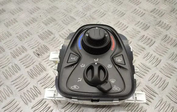 Toyota Aygo AB40 Climate control unit