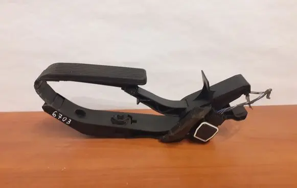 Mercedes-Benz E W211 Accelerator throttle pedal A2113010001 2113000404