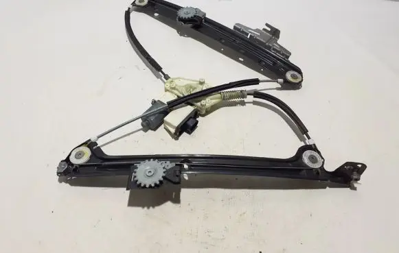 Rear window lifting mechanism without motor