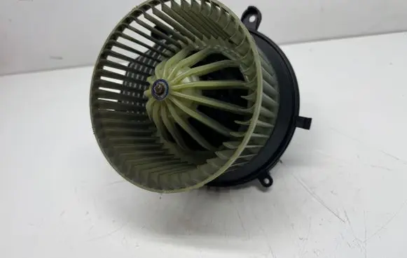 Volkswagen PASSAT B5.5 Heater fan/blower 8D1820021 740221233F