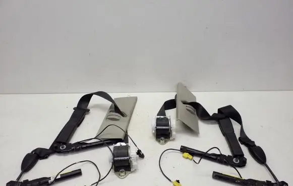 Opel Meriva B Front seatbelt 13305707 13305706