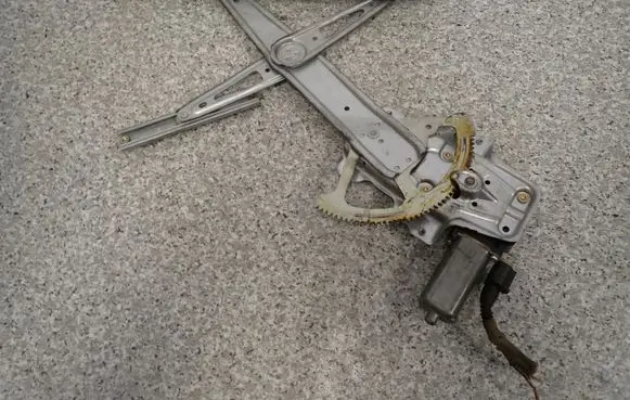 Toyota Yaris Front door window regulator with motor 
