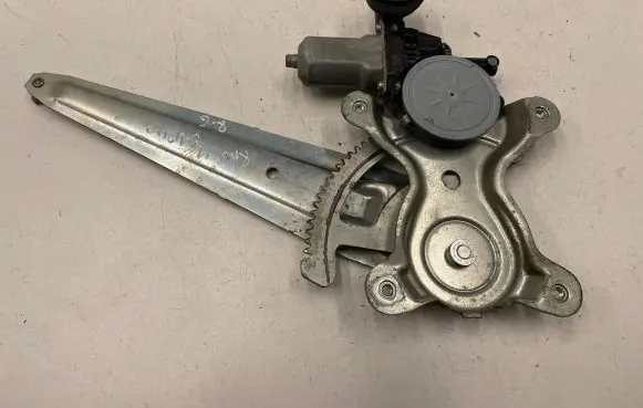 Toyota RAV 4 (XA30) Front door electric window regulator 8572035140