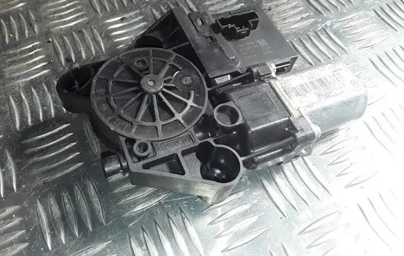 Renault Megane III Front door window regulator motor 0130822479 965369104