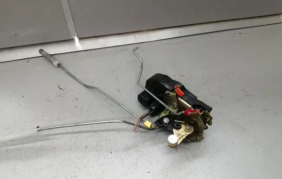 Chrysler PT Cruiser Front door lock
