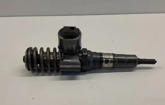 Volkswagen Golf V Fuel injector 03G130073G