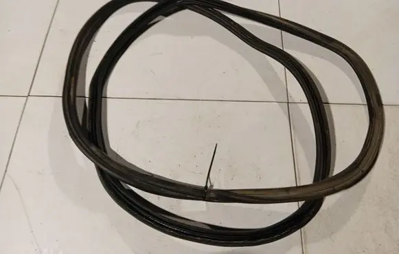 Volkswagen PASSAT B6 Engine compartment rubber 