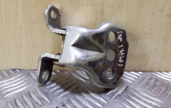 Subaru Impreza II Front door upper hinge