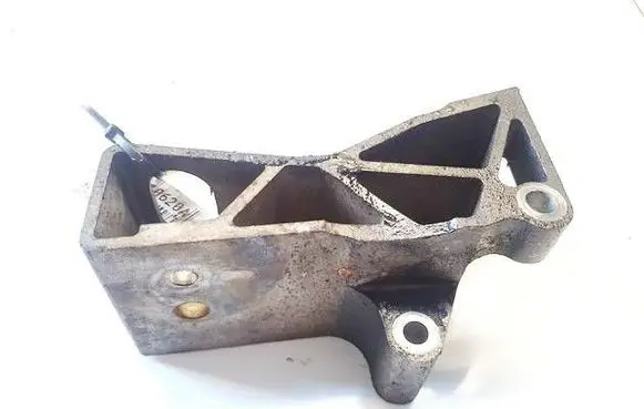 Engine mounting bracket